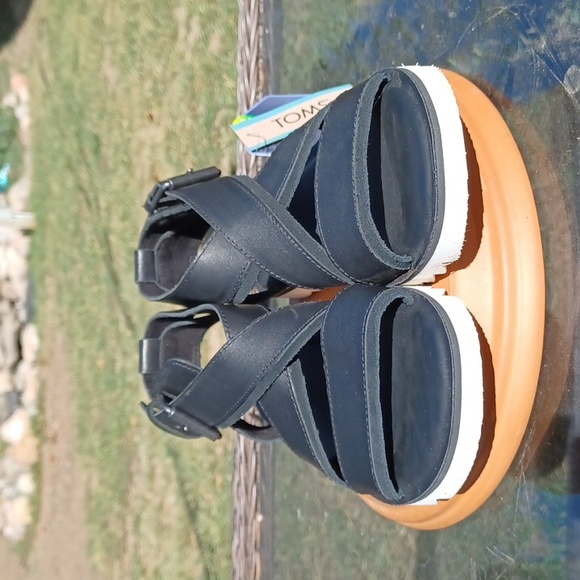 TOMS black leather sandals, size 6 - Picture 2 of 5
